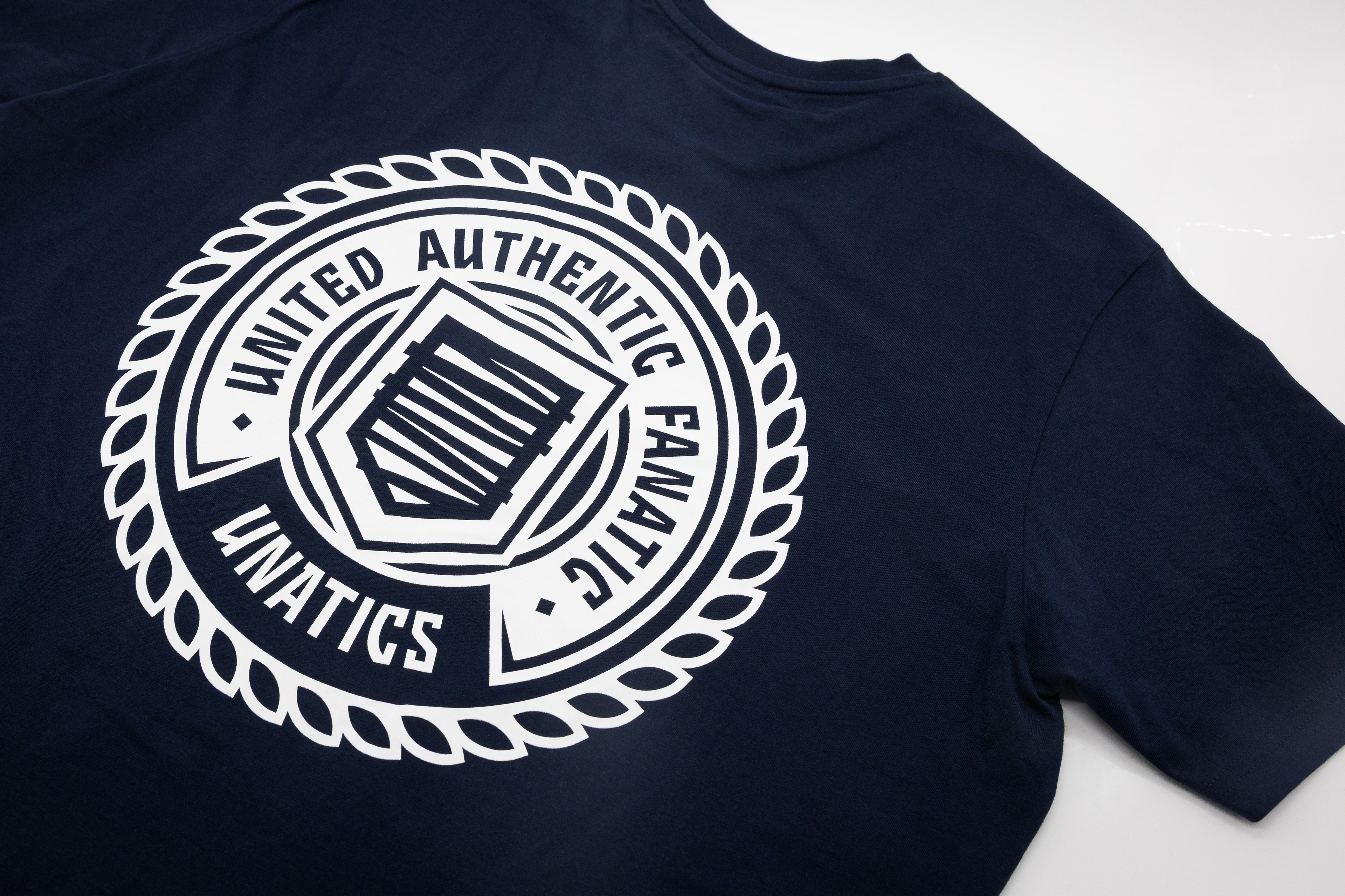 T-Shirt 'Emblem Backprint' navy white