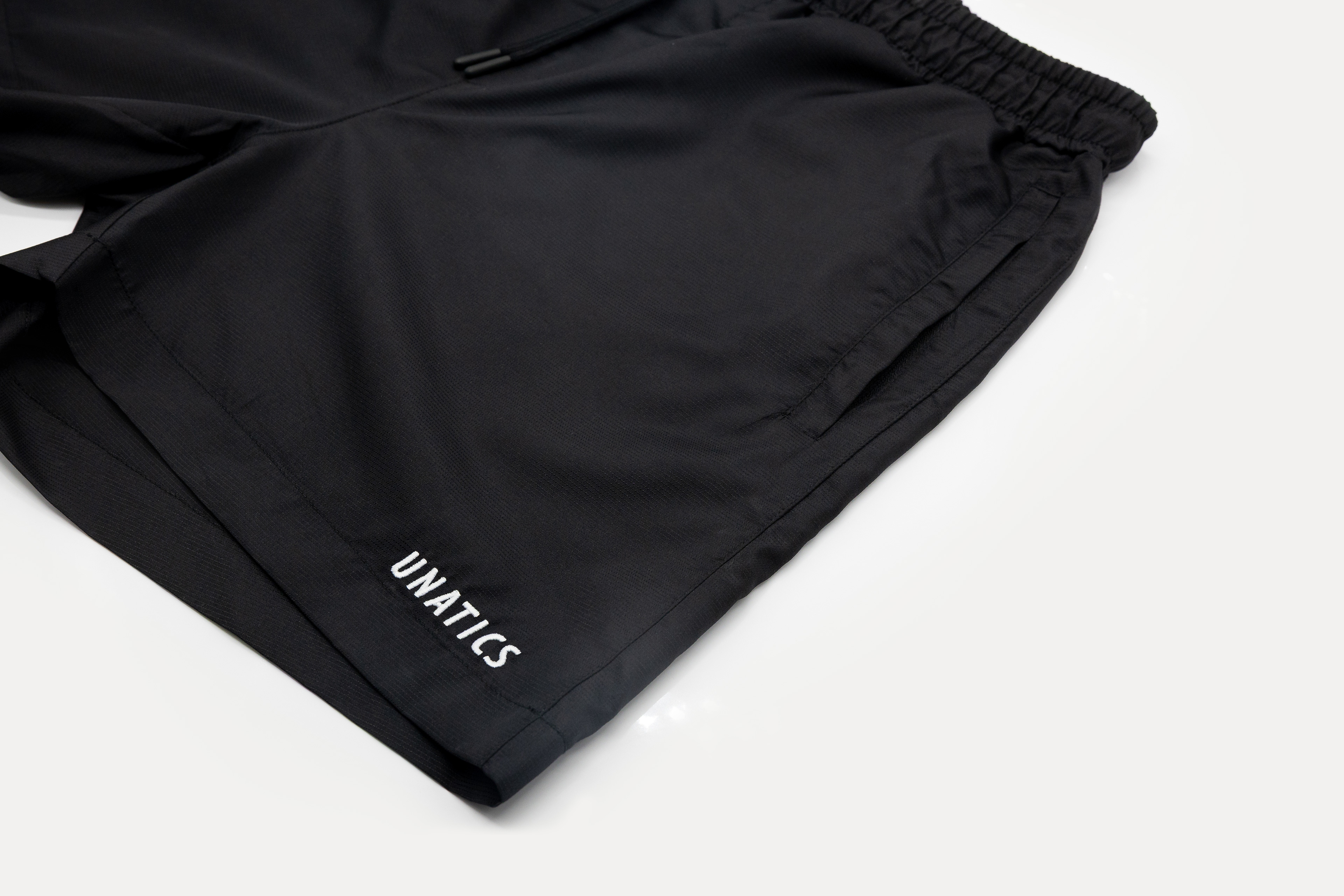 Short 'Essential Tech' black